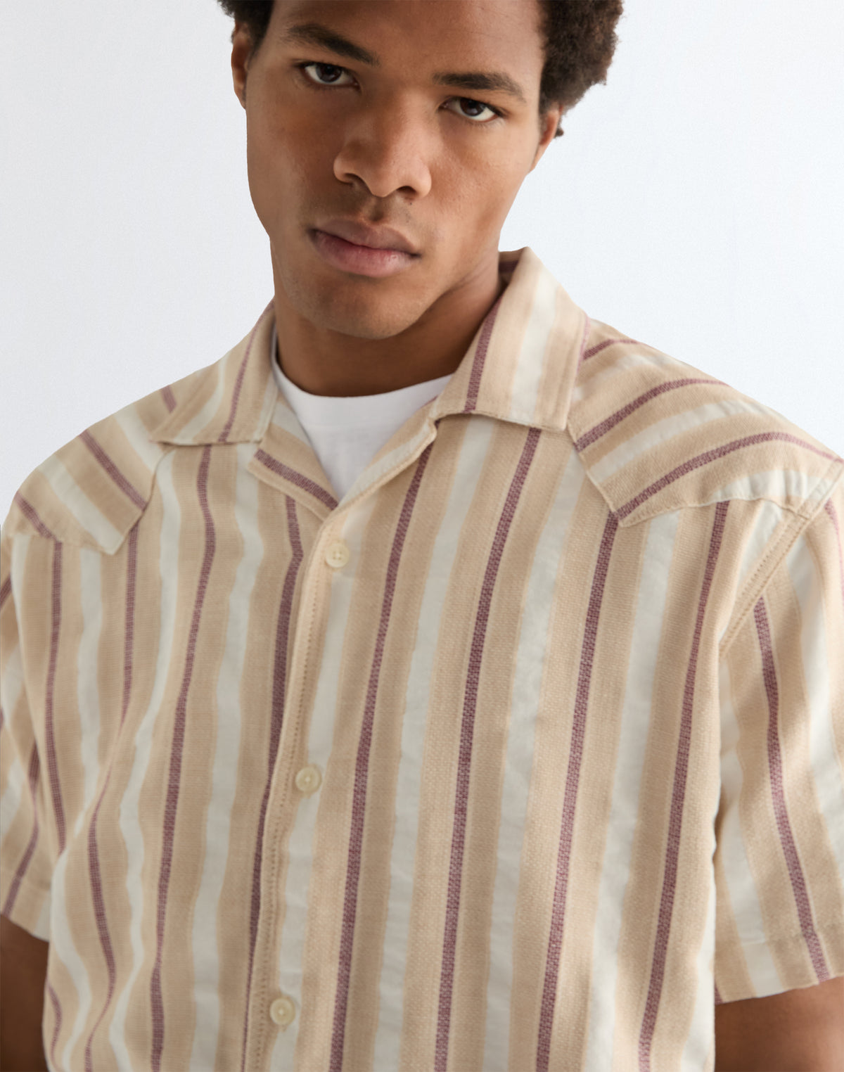 Shortsleeve W Resort Shirt in Tan Ruby Wine
