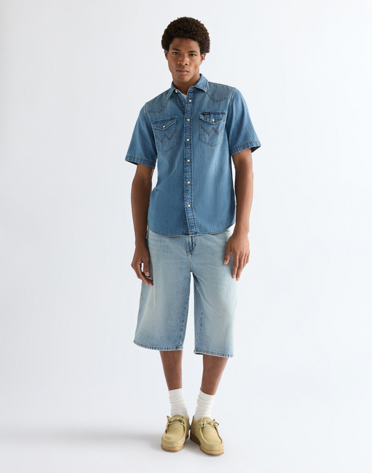 Shortsleeve Western Shirt in Mid Light Wash
