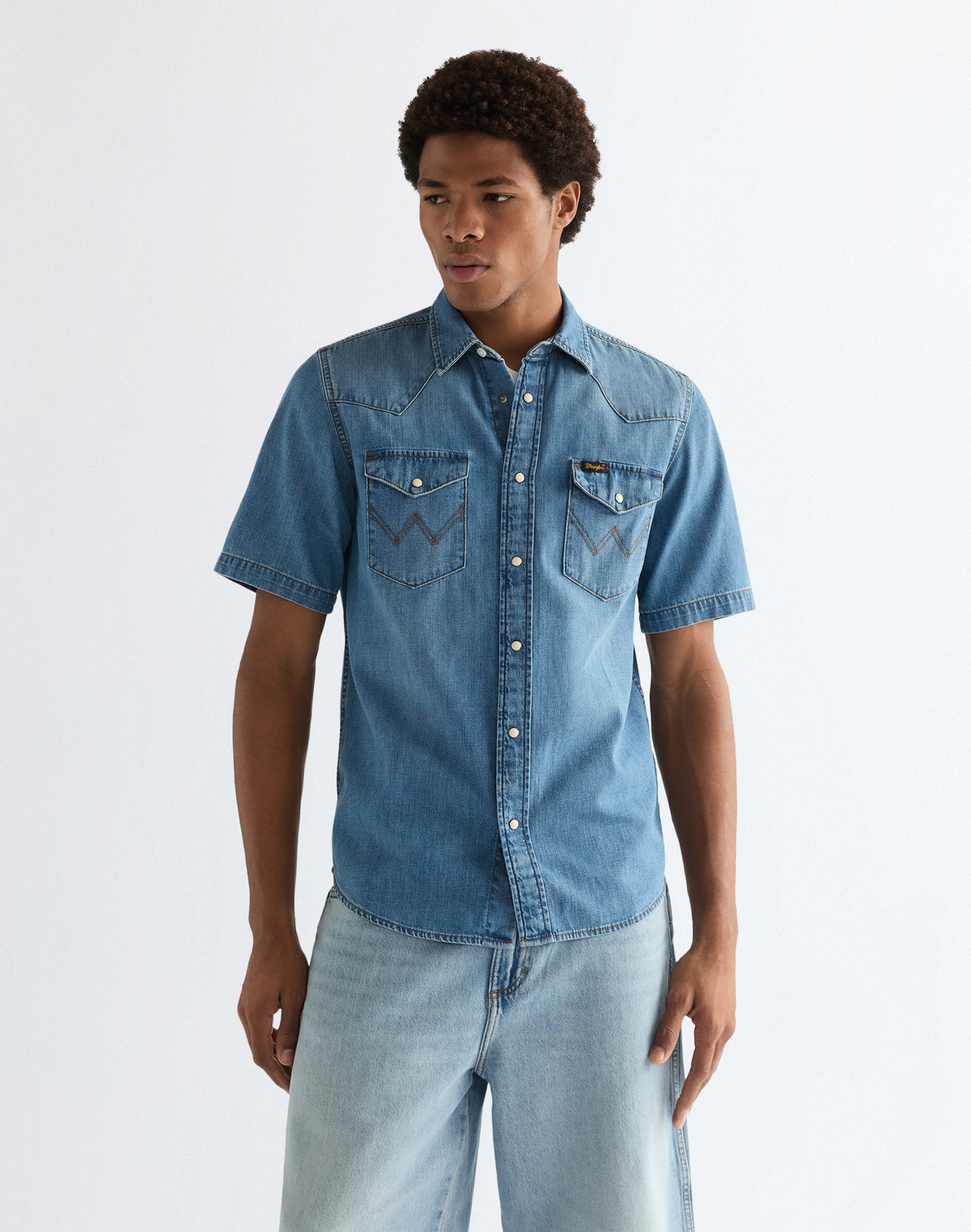 Shortsleeve Western Shirt in Mid Light Wash