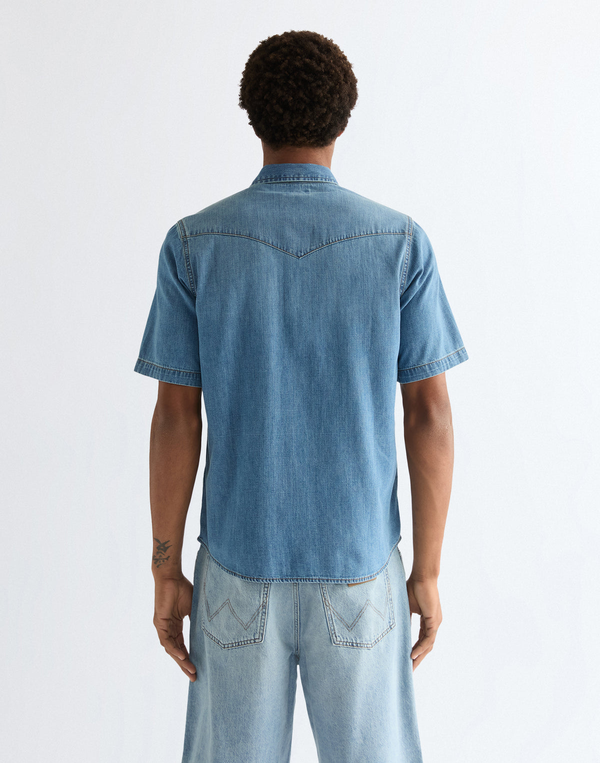 Shortsleeve Western Shirt in Mid Light Wash