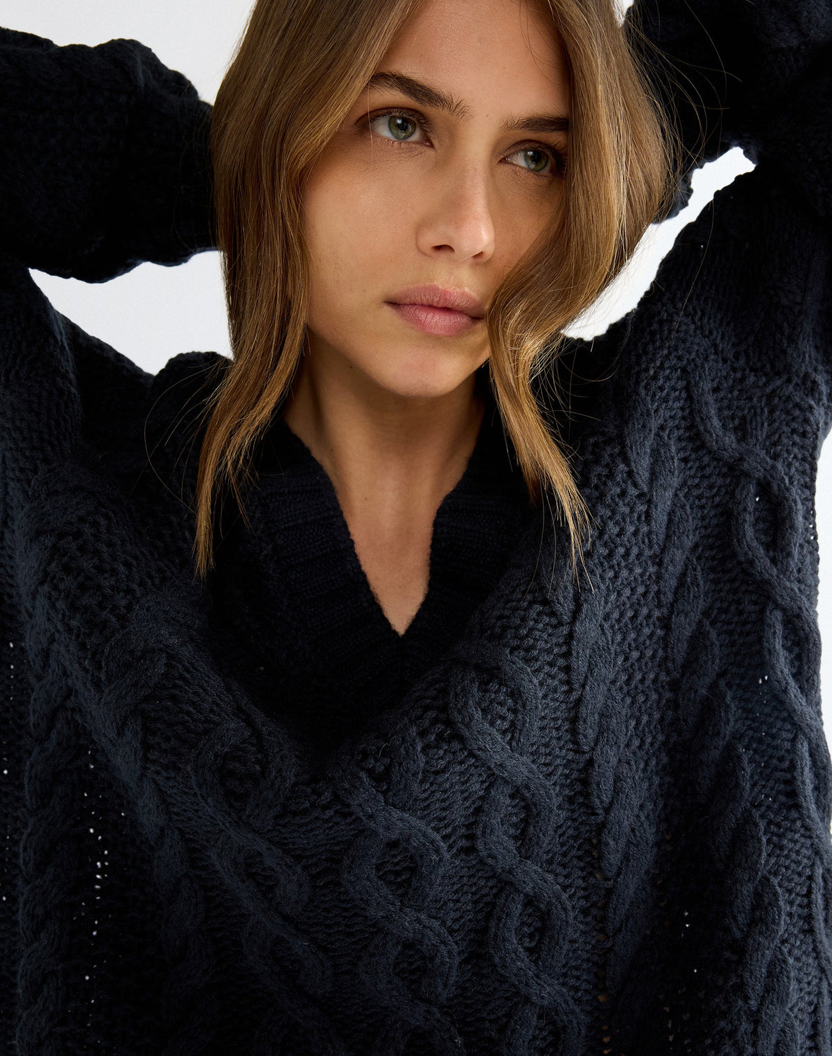Pullover V Neck Cable Knit in Dark Sapphire