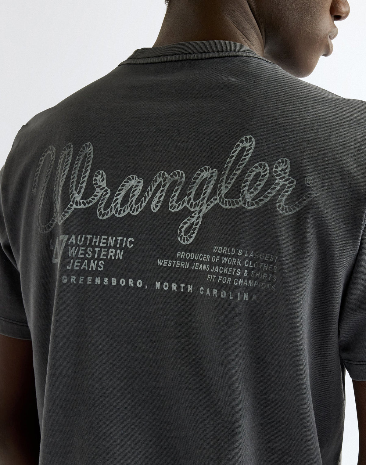 T-Shirt Graphic in Black Beauty