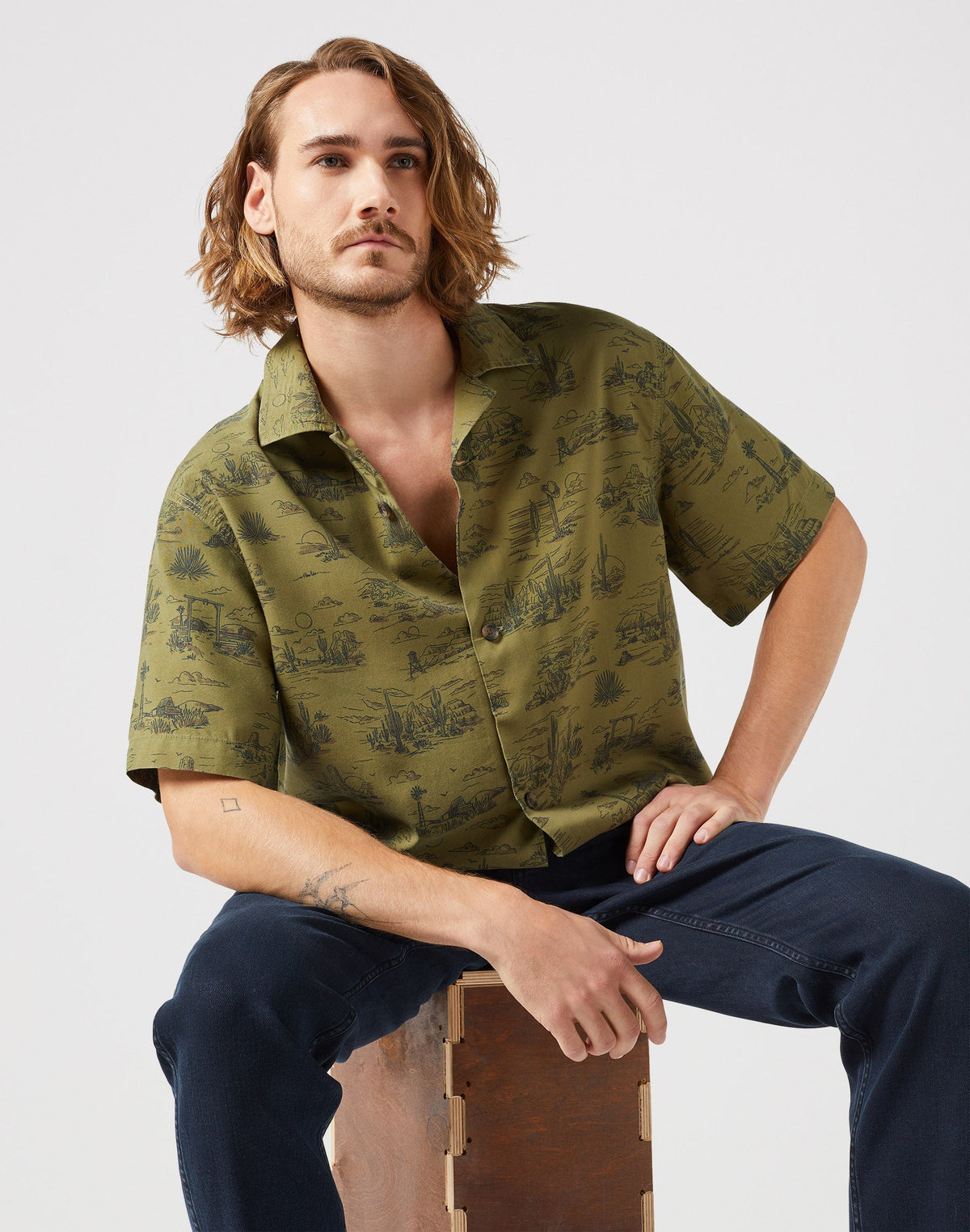 Resort Shirt in Olive Scenic